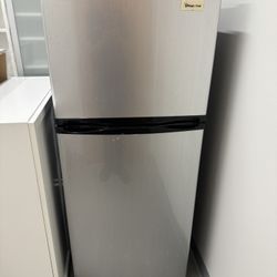 Magic chef 10cuft Refrigerator And Freezer