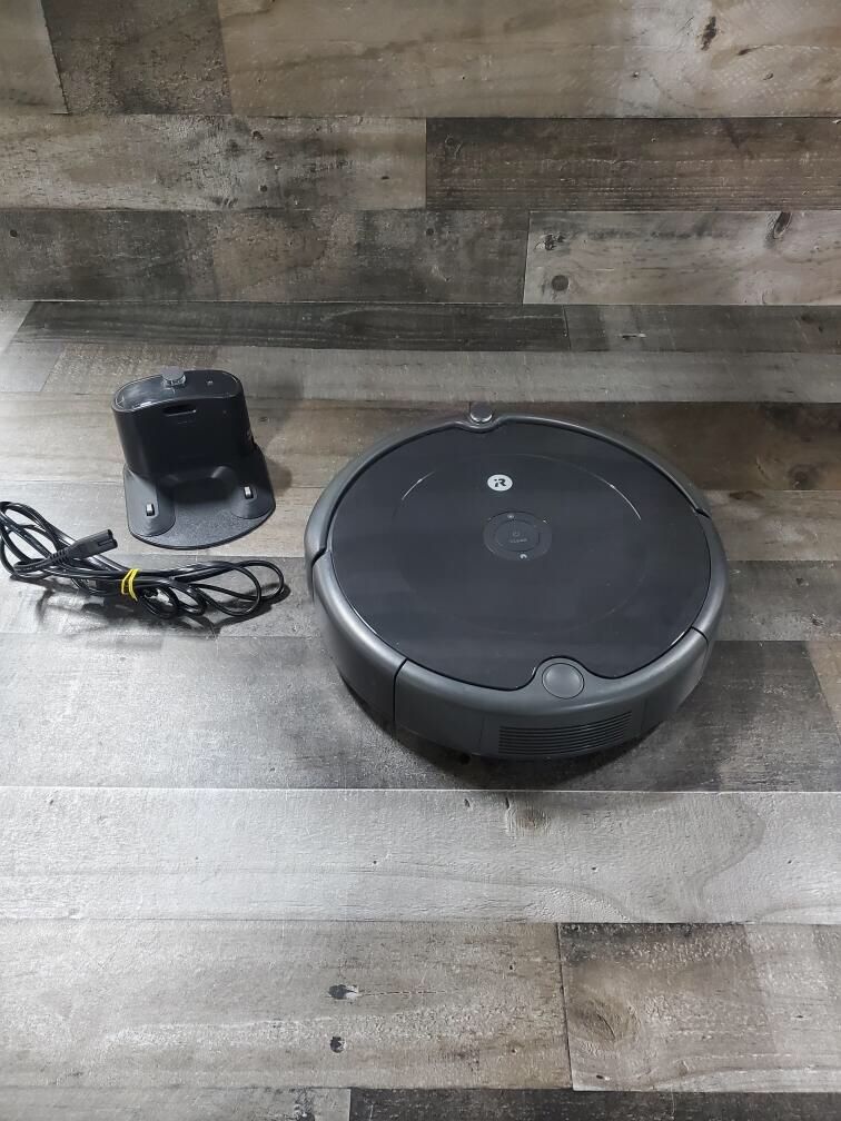 iRobot Roomba 694 Robot Vacuum-Wi-Fi Connectivity, Personalized Cleaning Recommendations, Works with Alexa, Good for Pet Hair, Carpets, Hard Floors, S