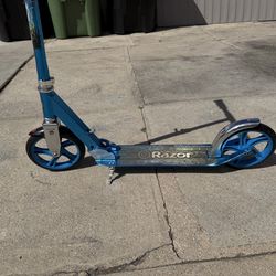 Scooter in excellent condition by razor