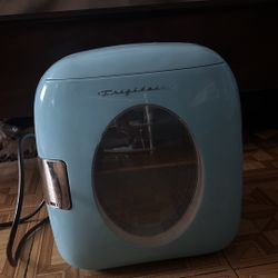 Frigidaire Portable Retro Mini Cooler, Baby Blue
