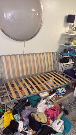 Like-New Metal Futon Frame with Wood Slats – Sturdy & Modern