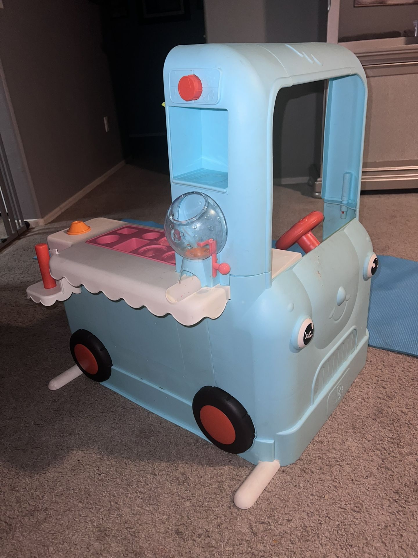 Interactive Ice Cream Truck Shoppe Playset 38 Pieces Lights Sounds Music