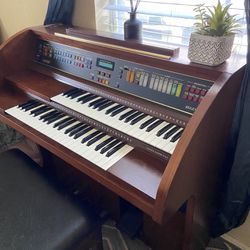Lowrey Organ 