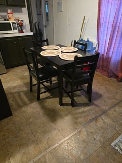 Mesa De Comedor Y 4 Sillas