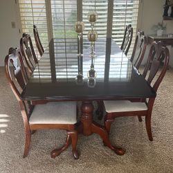 Beautiful Cherry Wood Table With Two Leaves And 6 Chairs! 
