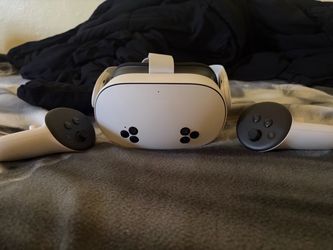 Meta Quest 3 VR Headset with Controllers