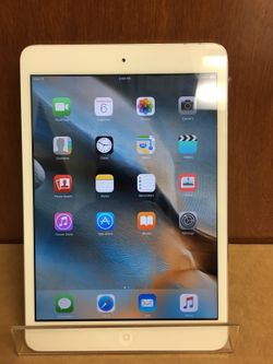 IPad mini 1st generation 16gb with charger WHITE COLOR . Fully working clean out