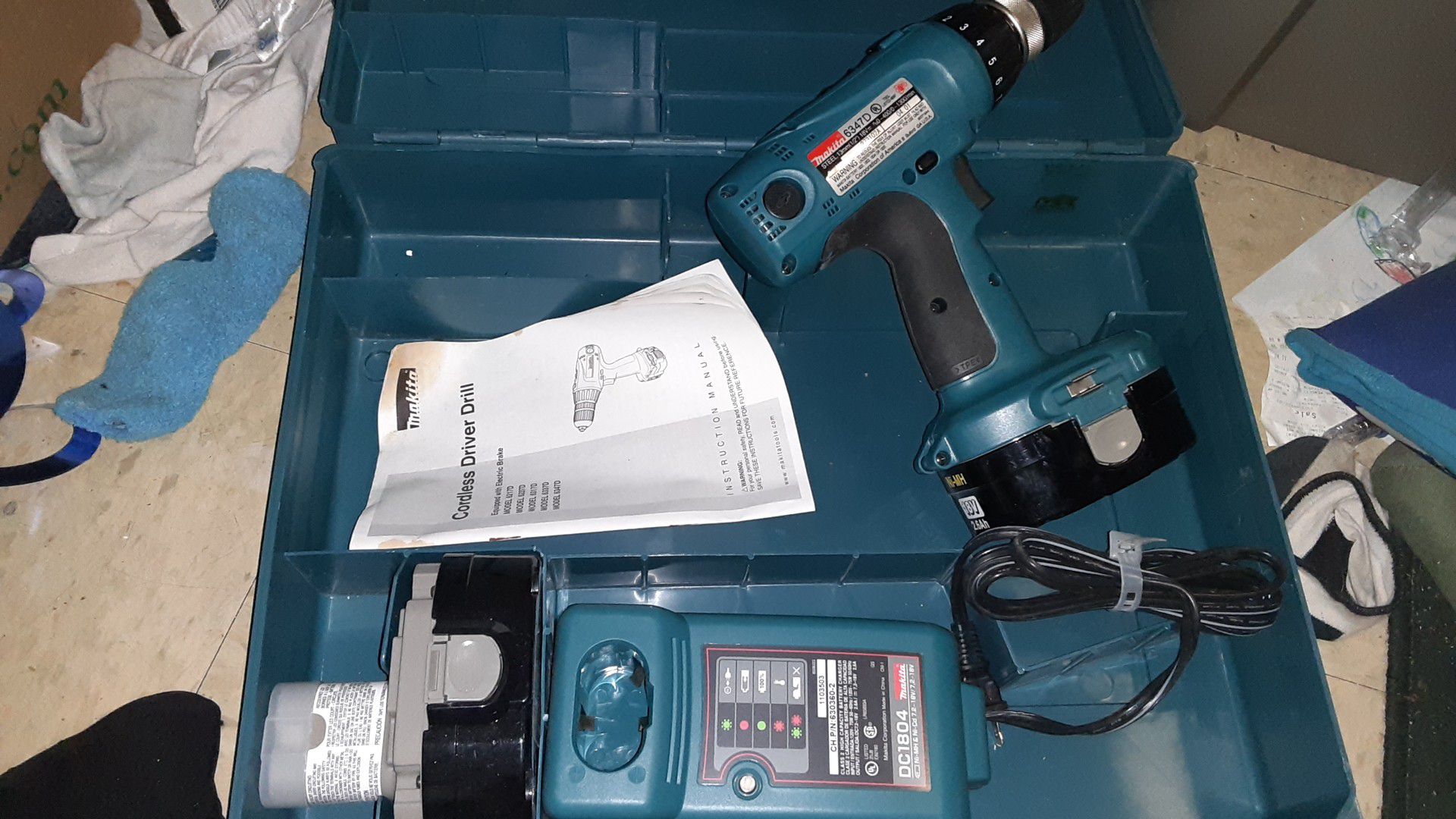 Brand new makita 18 v drill 2 batteries charger and box