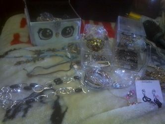 Weekly earrings, bracelets, hair clips, bangles, very pretty, I have them in sets of 5, 10, and 15.