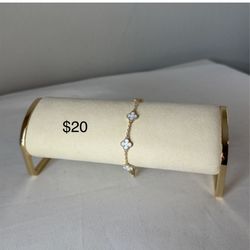 Gold Clover Link Bracelet