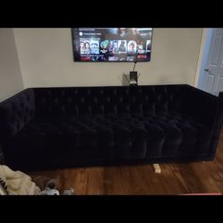  Beautiful Velvet Sofa in Exelkent Condidion