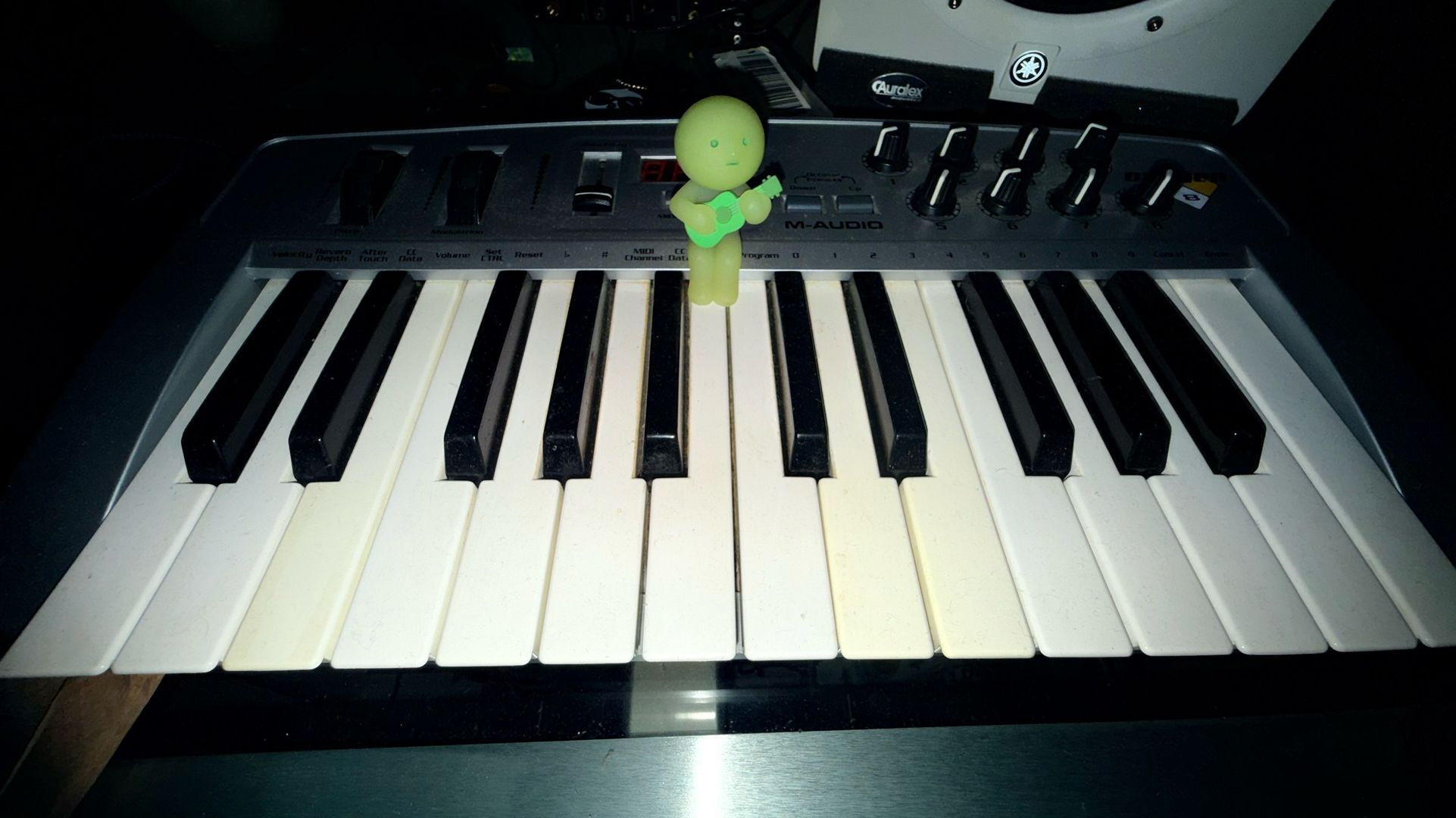 M-Audio Oxygen 8 MIDI Keyboard Controller (USB + MIDI Out)