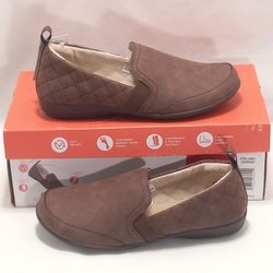 Women's Casual Slip-On Shoe Available in Size 6, 6.5, 8