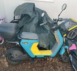 Segway C80 eMoped WITH Topbox, Phone Holder & Weatherproof Cover!