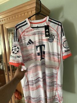 FC Bayern 25/26 Away Kit Fits Like 2XL w Patches 