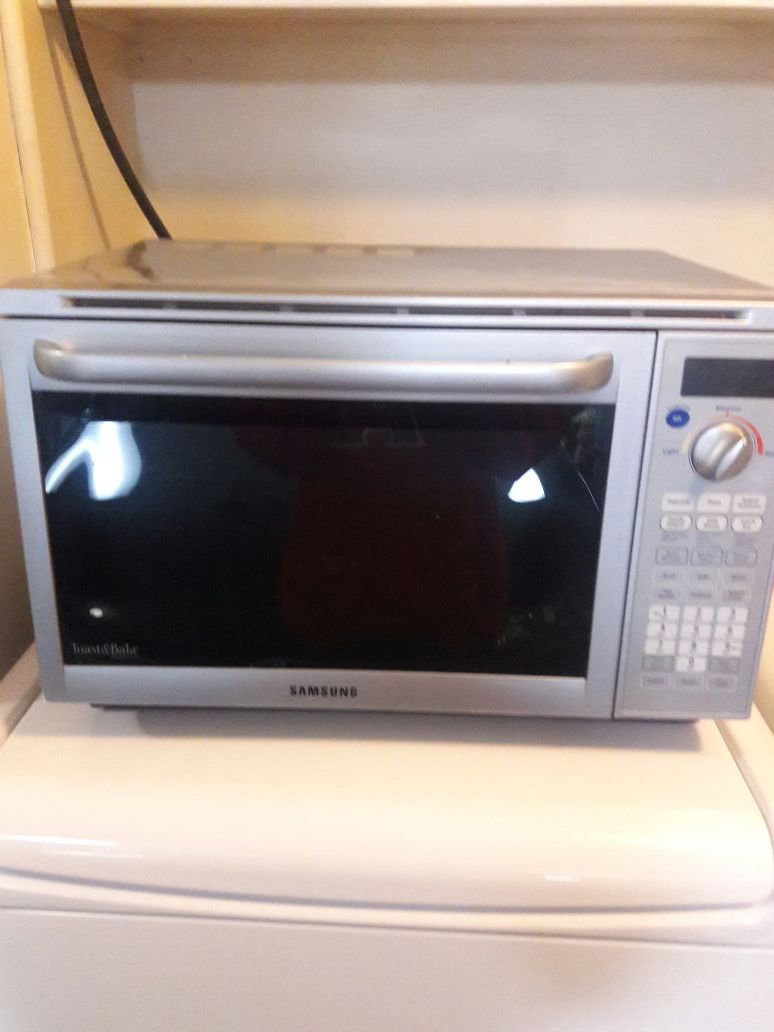 SAMSUNG MT1088SB TOAST AND BAKE MICROWAVE OVEN 1.0 CU. FT. GOOD CONDITION  for Sale in Davie, FL - OfferUp