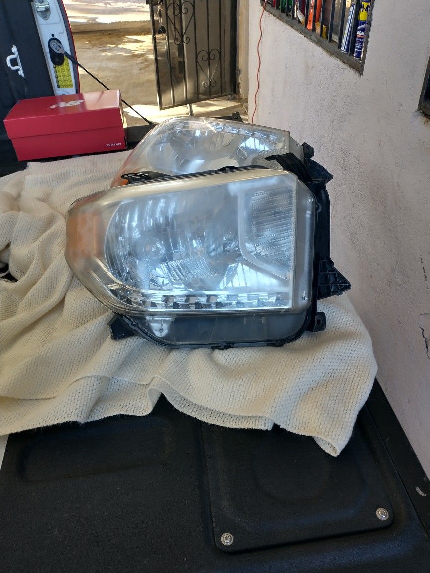 2016 Tundra SR5 Headlamps With Bulbs