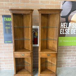 Set of 2  corner shelves by Thomasville