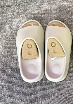 Yeezy slides men’s size 7
