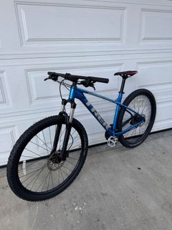 Trek 29er mountain bike  Size large wheels 29er Hydraulic Disc Brakes  Ridden 4 times