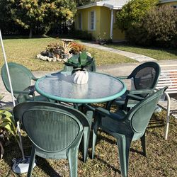 Outdoor round patio table