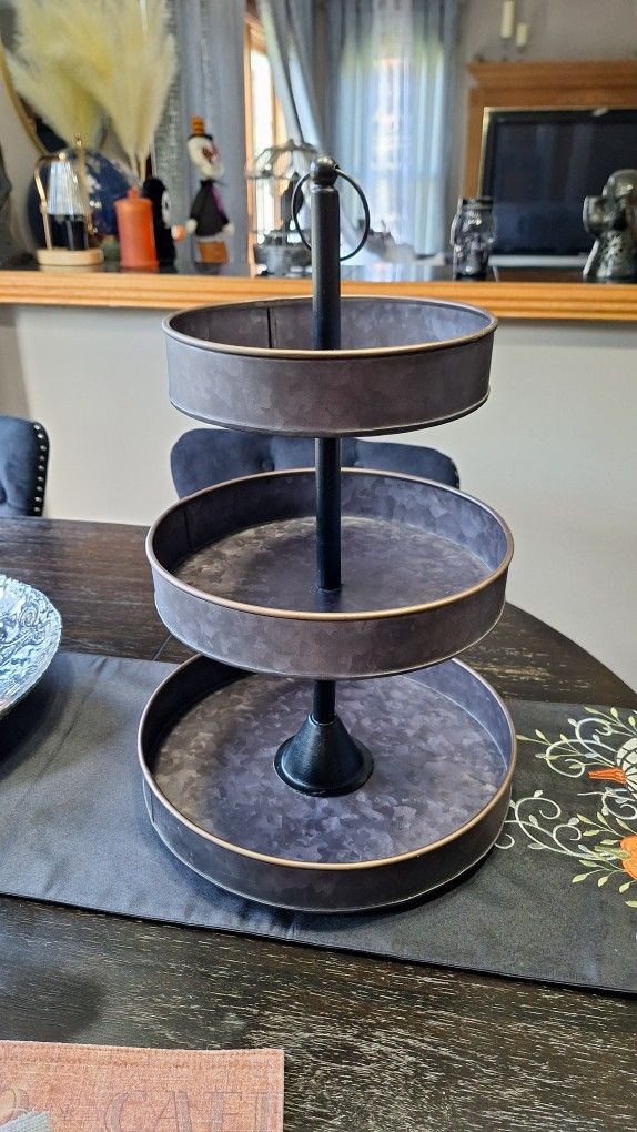 GALVANIZED 3 TIER $20 LIKE NEW