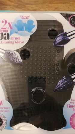 Brush cleaning glove