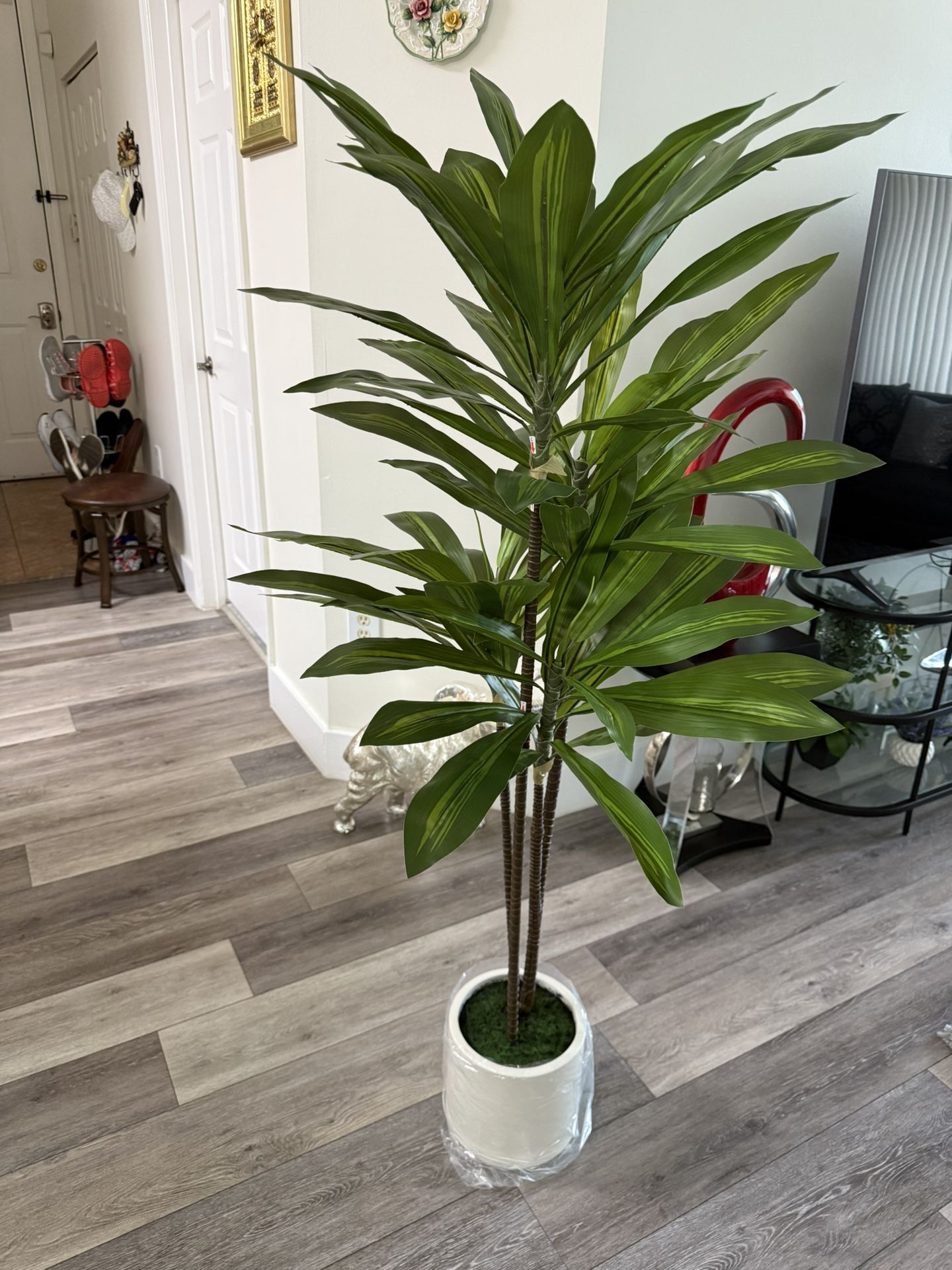 Pretty Artificial Plant 5 FT Tall With White Tall Planter ! Brand New ( Firm On Price)