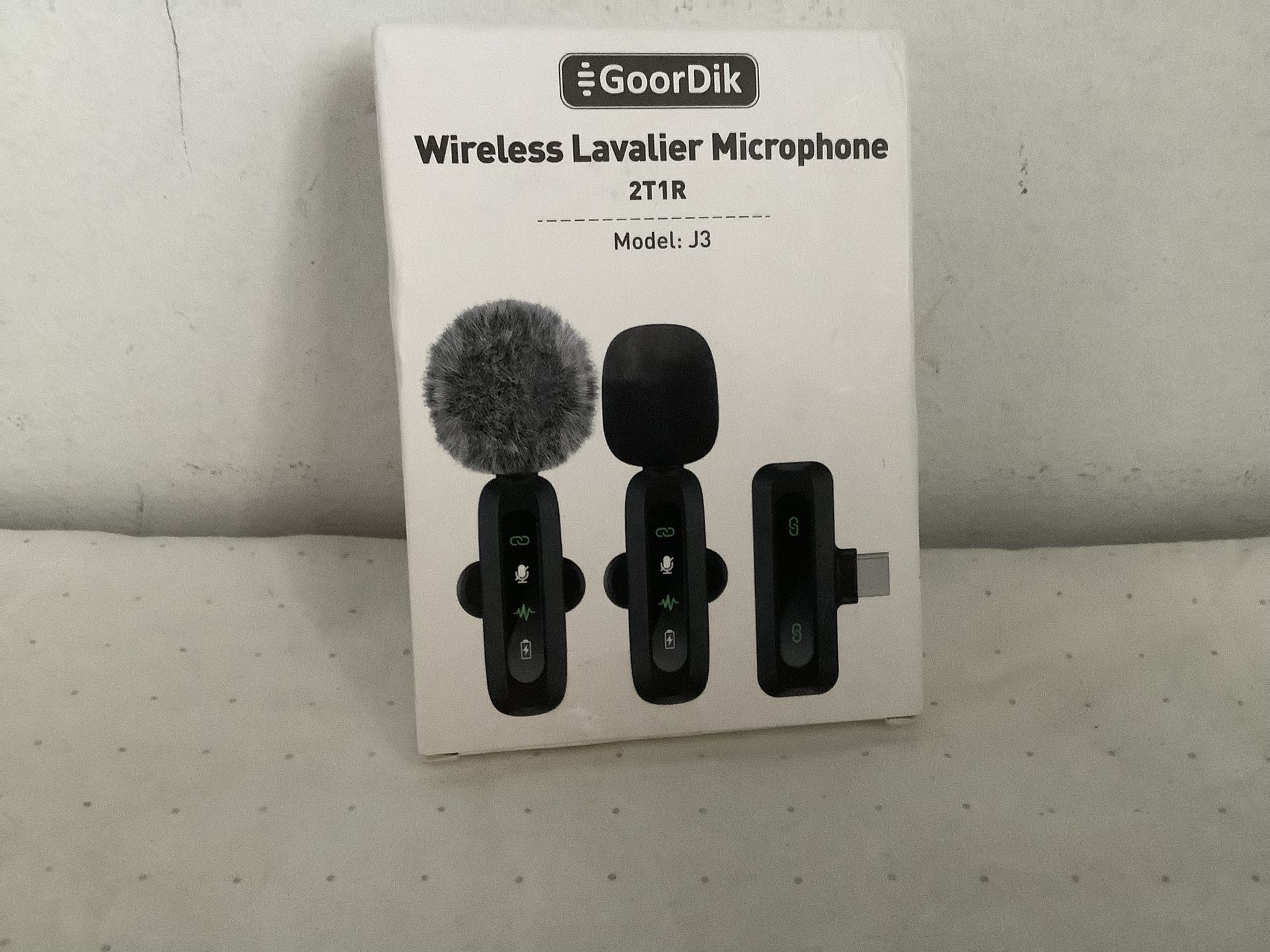 2-Pack Wireless Lavalier Microphone for iPhone,iPad,Android - Clip-on Lapel M...