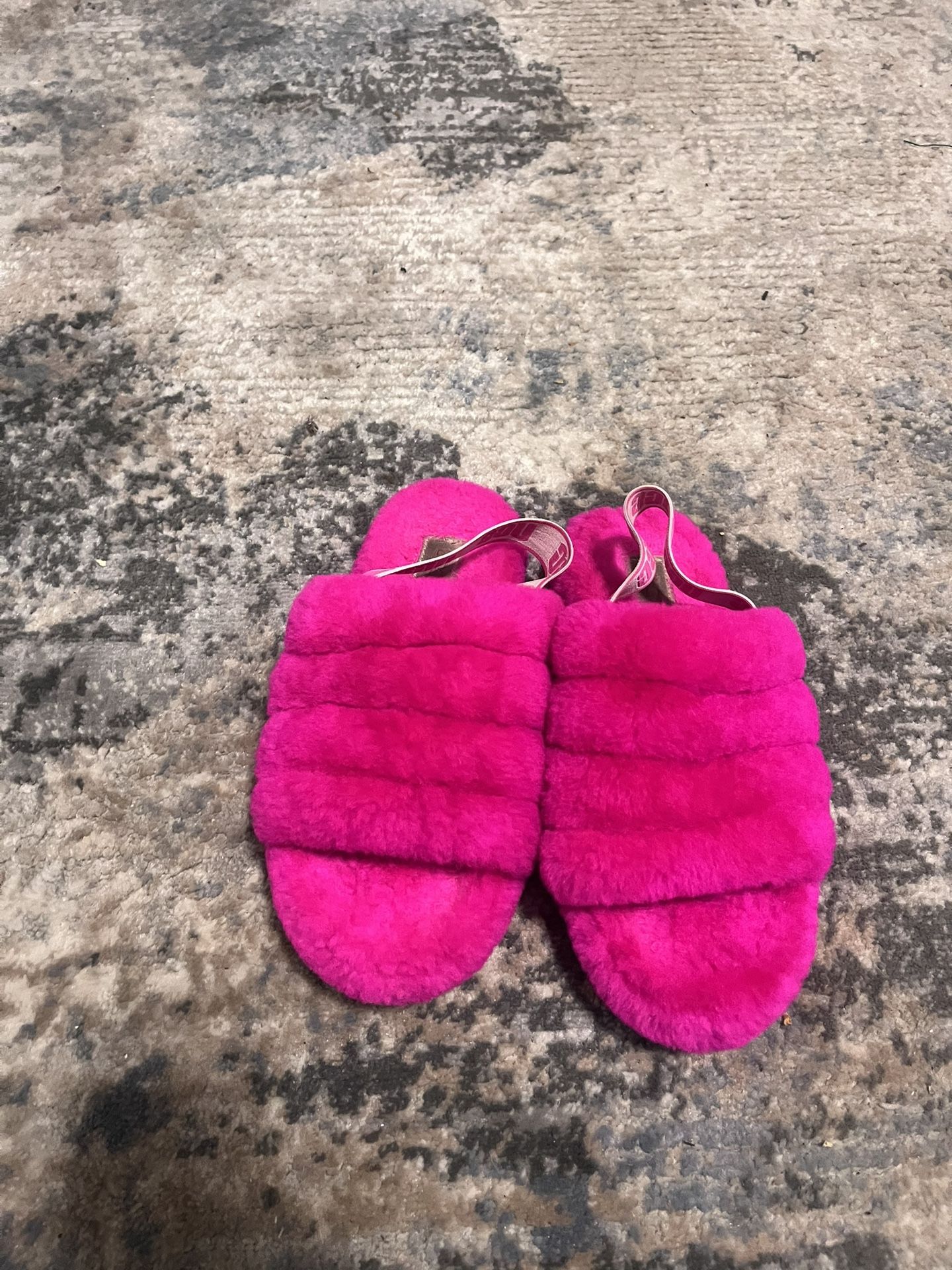 UGG PINK FLUFFY SLIDES