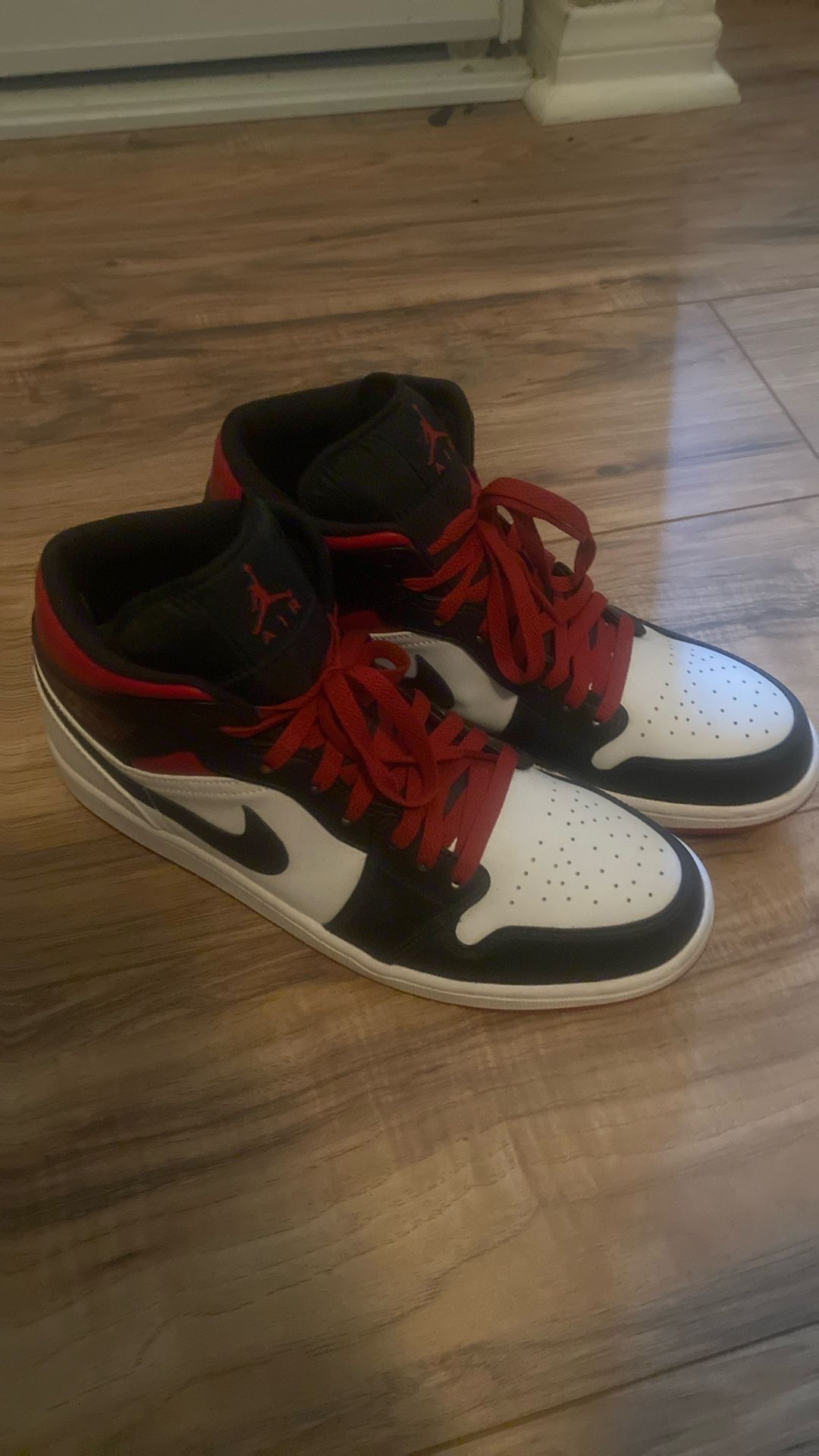 Air Jordan 1 Mid Gym Red Black Toe (size 11 Men's)