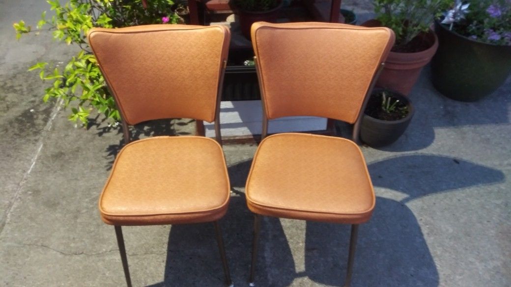 I HAVE 4 VINTAGE 1960 DINING CHAIRS, THEY ARE READY TO ADD TO YOUR HOME WITH NO WORK NEEDED TO RESTORE. PLEASE READ DESCRIPTION, Thank You🌹