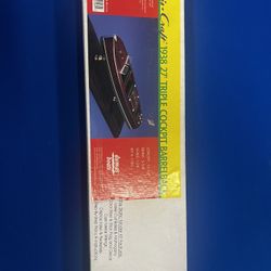 Dumas Chris-Craft 1938 27' Triple Cockpit Barrelback Boat Model Kit - 1/24 Scale