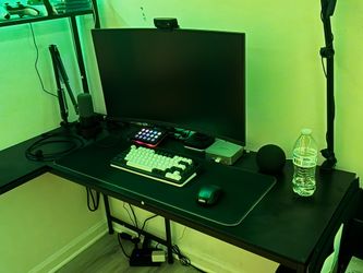 AODK Escritorio para juegos en forma de L con luz LED y toma de corriente