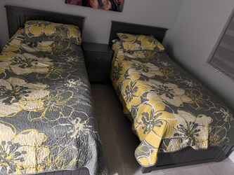 Juego De Camas Twin Xl Con Colchones Y Bases Eléctricas De Mattress firm, Cabrera Y Pielera De Rooms To En Madera Gris.