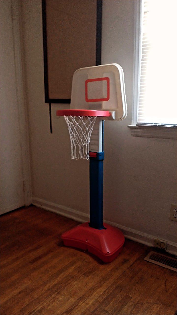 TODDLER BASKETBALL HOOP!! COME GT TODAY!! 20$