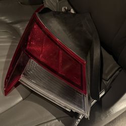 2021-2023 Hyundia Elantra RH tail light (Factory LED).