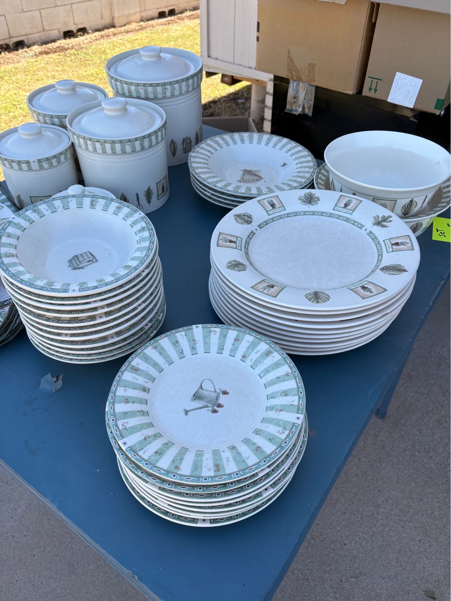 Set of dishes