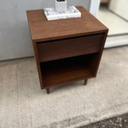 Cute mid-century 1 drawer nightstand end/side table 