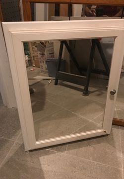 Bathroom medicine cabinet w/mirror