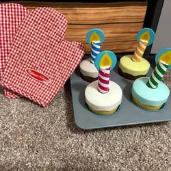 Melissa & Doug Bake and Decorate Wooden Cupcake Play Food Set