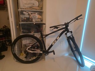 2022 GT Avalanche Comp 29" Mountain Bike - Like New - Large - $400