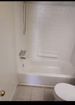 Hola mi gente tengo estos shower asi como miras las fotos mis Cliente an quedado contentos la medida es de 30 x 60 marca swan acrylicas fuertes y Tina