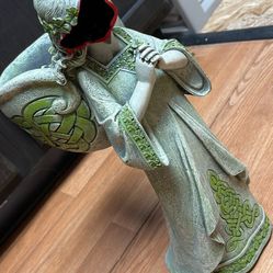 Creepy Statue Missing Face 