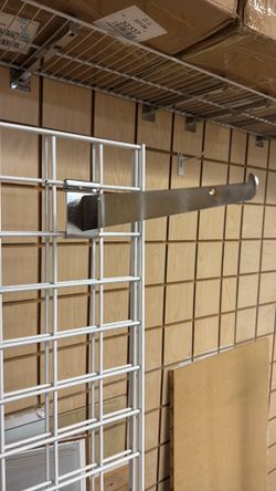 Bracket for grades showering display