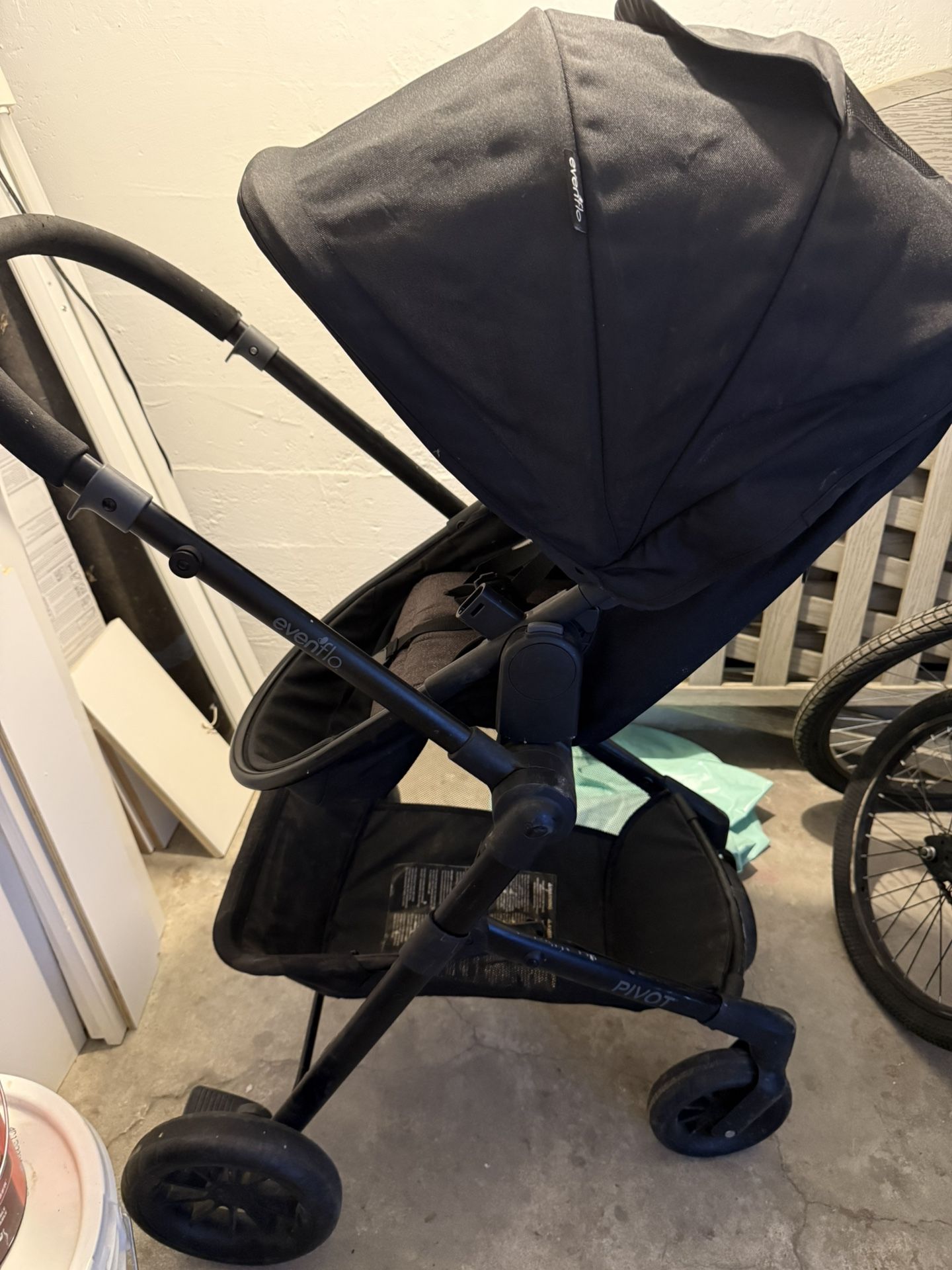 EvenFlo pivot Car seat & stroller. 