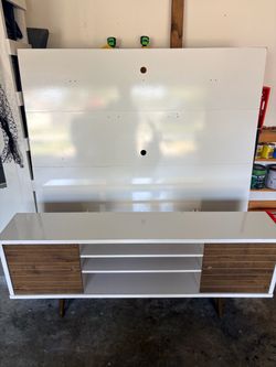 Tv Stand / Entertainment Center