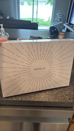 ✨ BRAND NEW MEGELIN LED LIGHT THERAPY MASK – $125 FIRM ✨