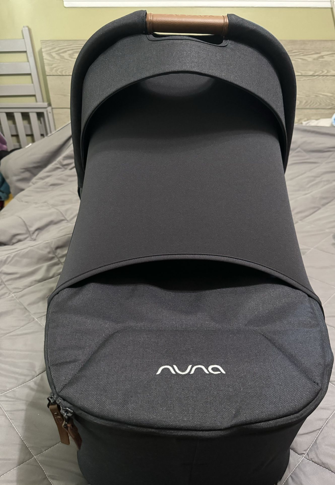 Nuna Lytl Bassinet + Stand In Caviar Color