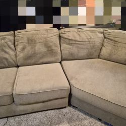 FOR SALE – Large Beige Sectional Sofa with Chaise (Conversation/Cuddle Couch)
Configuration: 2-piece sectional (left-arm sofa + right-arm chaise)